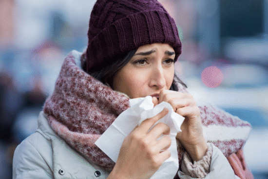 Mnohí preto počas zimy pociťujú dráždivý kašeľ, sťažené dýchanie, pálenie na hrudi či zhoršenú toleranciu zimy. Pri chronických ochoreniach – ako astma, CHOCHP či alergie – môžu byť prejavy ešte výraznejšie.