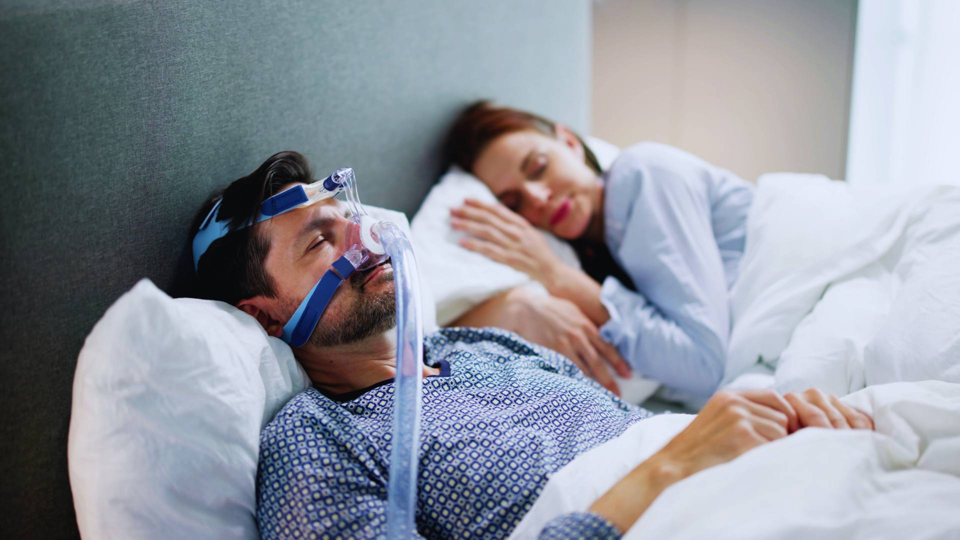 Obštrukčné spánkové apnoe je skrytá hrozba, ktorá potichu berie energiu a zdravie. Človek s apnoe síce spí, ale jeho telo si v skutočnosti neoddýchne.